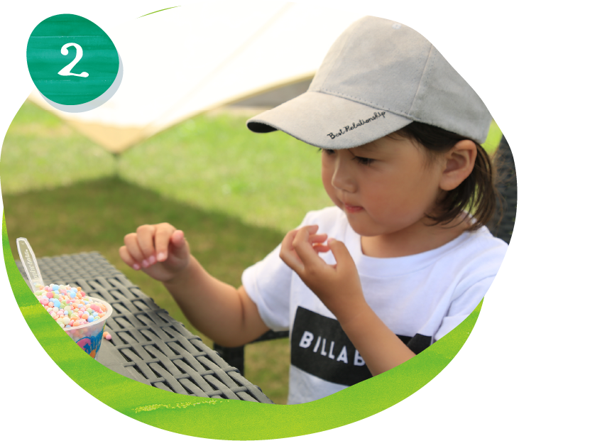 2 ランチは天然芝でピクニック気分!