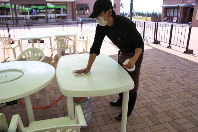 テーブル、椅子の消毒