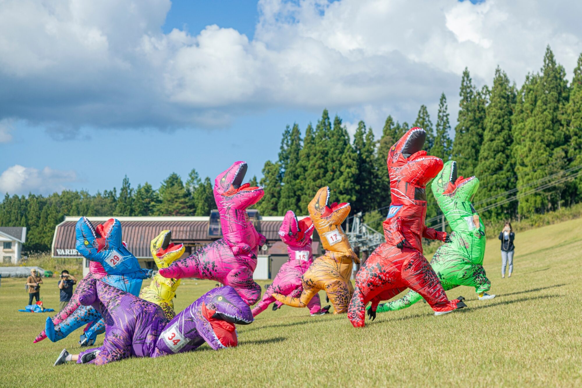 恐竜の着ぐるみで本気疾走！2025年「ティラノサウルスレース」inスキー